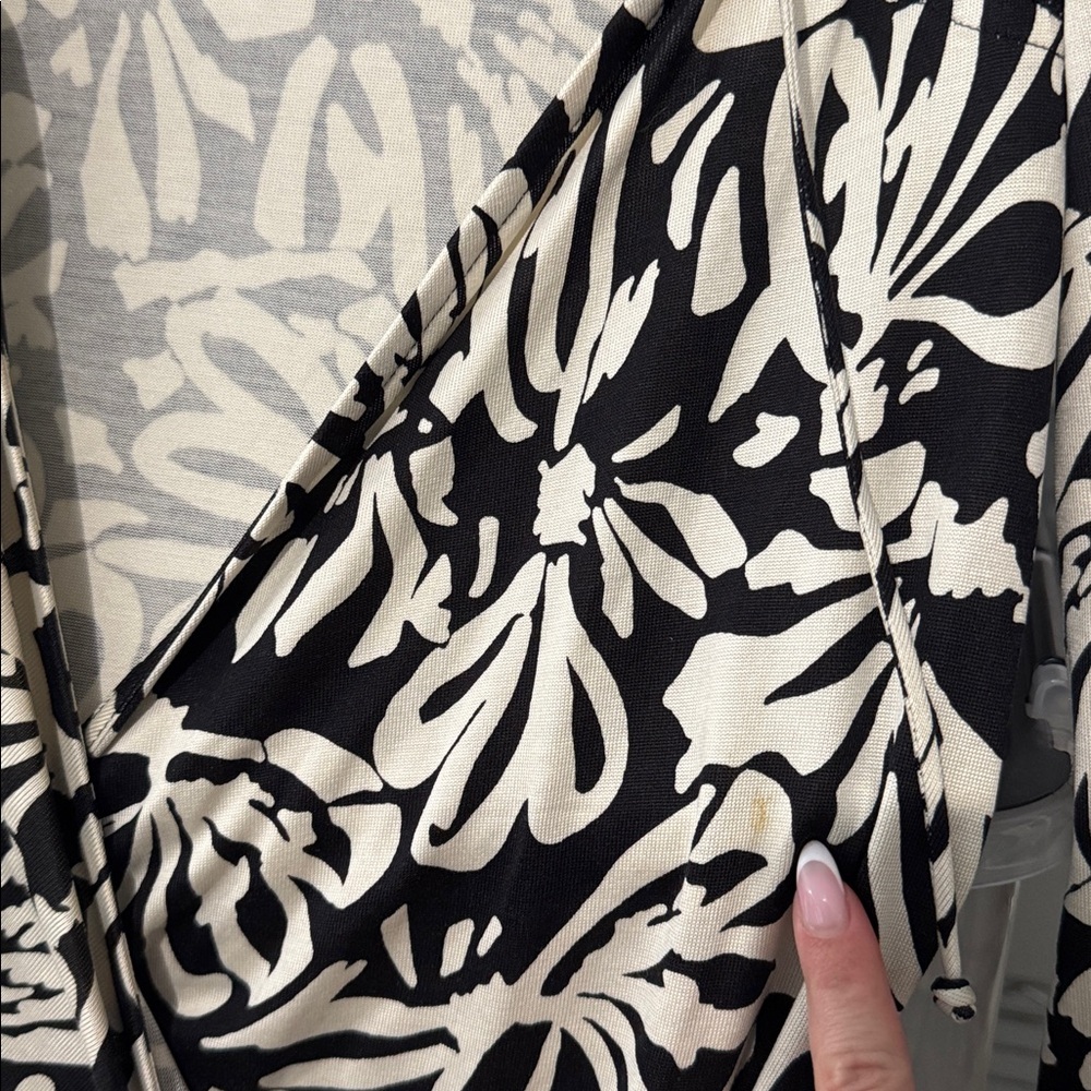 DIANE Von Furstenberg Julian Silk Wrap Dress/Size 4 - Picture 4 of 9
